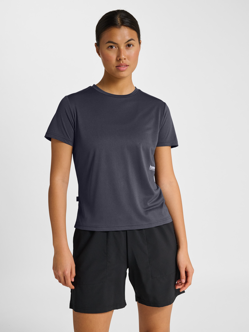 hmlPULSE WORKOUT W T-SHIRT S/S, EBONY, model