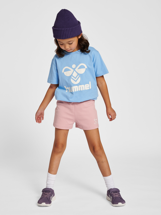 hmlTRES T-SHIRT S/S, DUSK BLUE, model