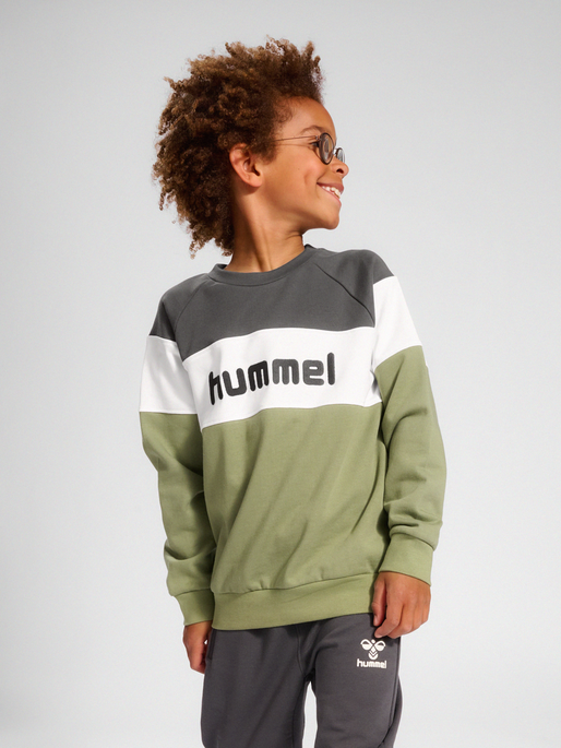 hmlCLAES SWEATSHIRT, 7400, model
