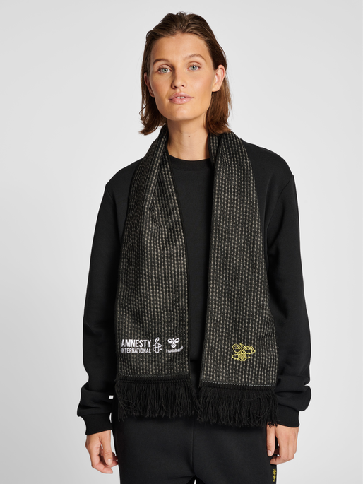 hmlAMNESTY SCARF, 2001, model
