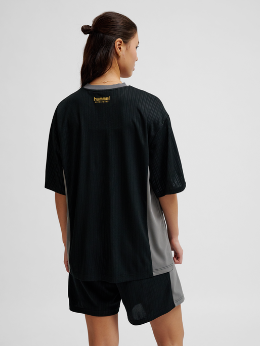 hmlLOOSE FB JERSEY S/S TOPSCORER, BLACK, model