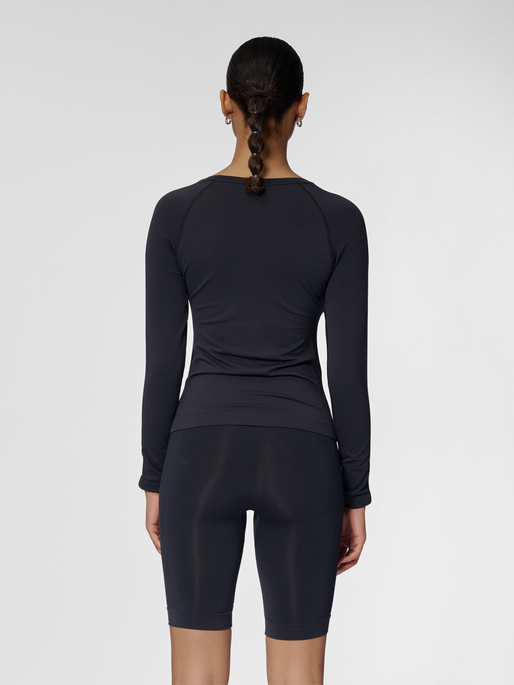 hmlTIF SEAMLESS T-SHIRT L/S, BLACK, model