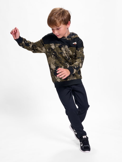 hmlAGGE HOODIE, 2001, model