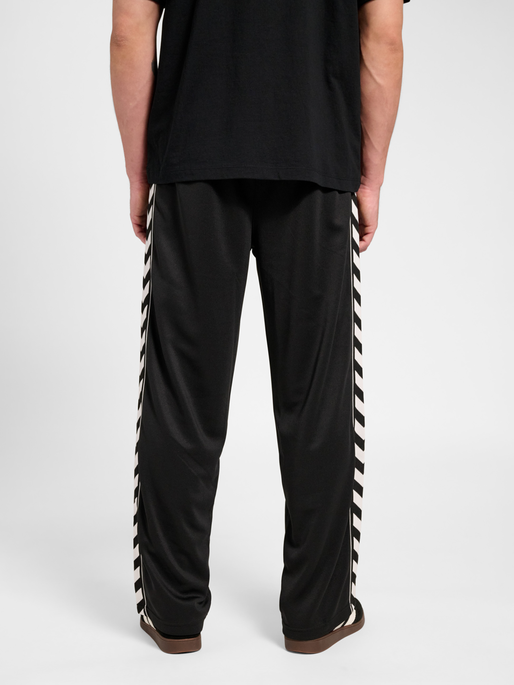 hmlCLUB CHEVRON TRACK PANTS, BLACK, model