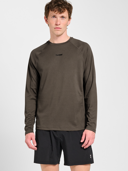 hmlMOMENTUM T-SHIRT L/S, MAJOR BROWN, model