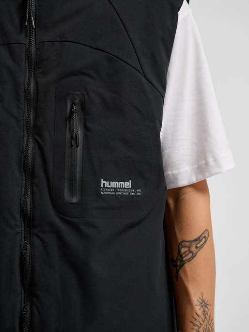 hmlTECH PADDED VEST, BLACK, model
