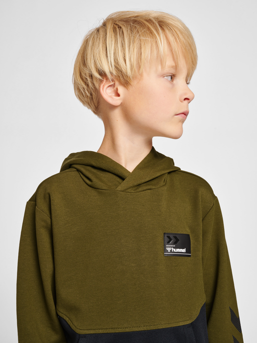 hmlEDWARD HOODIE, DARK OLIVE, model