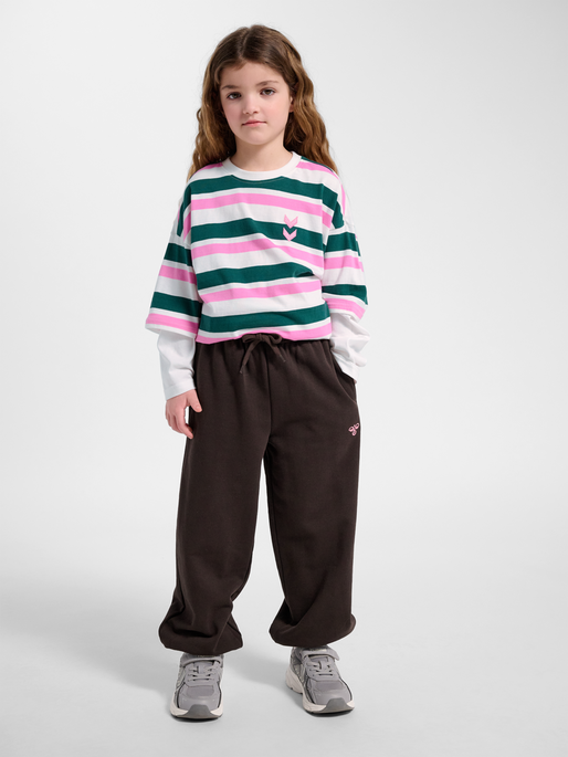 hmlJR JUMP BOXY ELASTIC SWEATPANTS, CHOCOLATE TORTE, model