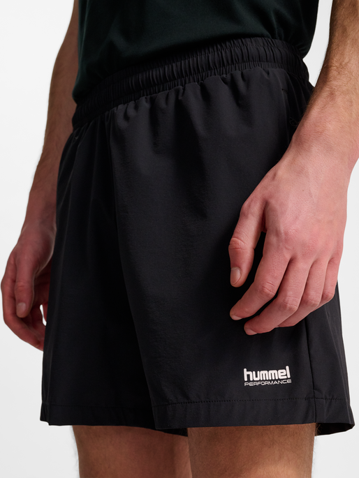 hmlPULSE SHORTS, BLACK, model