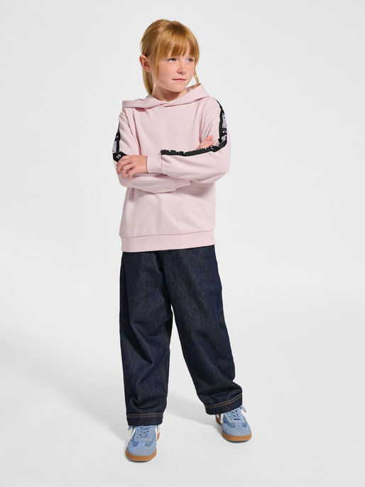 hmlJR DANCE HOODIE, BARELY PINK, model