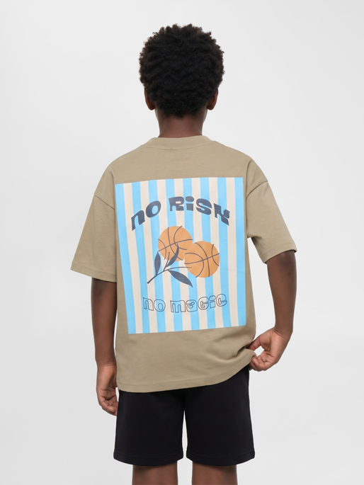 hmlMIO BOXY T-SHIRT S/S, SILVER MINK, model