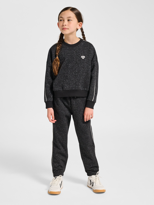 hmlJR LOOSE GLITTER CREWNECK, BLACK, model