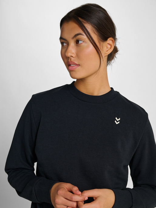 hmlPULSE W SWEAT CREWNECK, BLACK, model