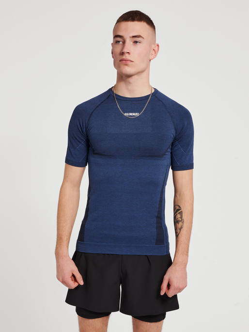 hmlTE MIKE SEAMLESS T-SHIRT, INSIGNIA BLUE/BLACK MELANGE, model
