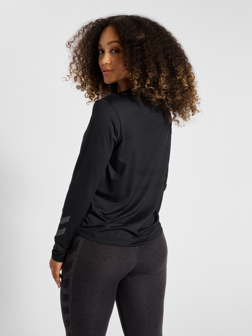 hmlMT TAYLOR T-SHIRT L/S, BLACK, model