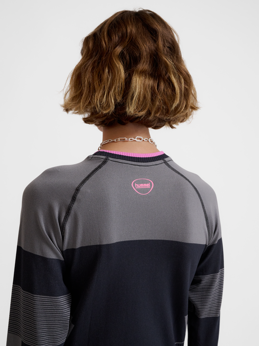 hmlSEAMLESS TEE LS, OBSIDIAN, model