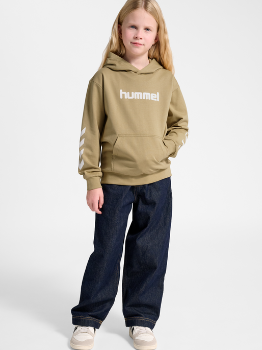 hmlJR LOGO HOODIE, CORNSTALK, model