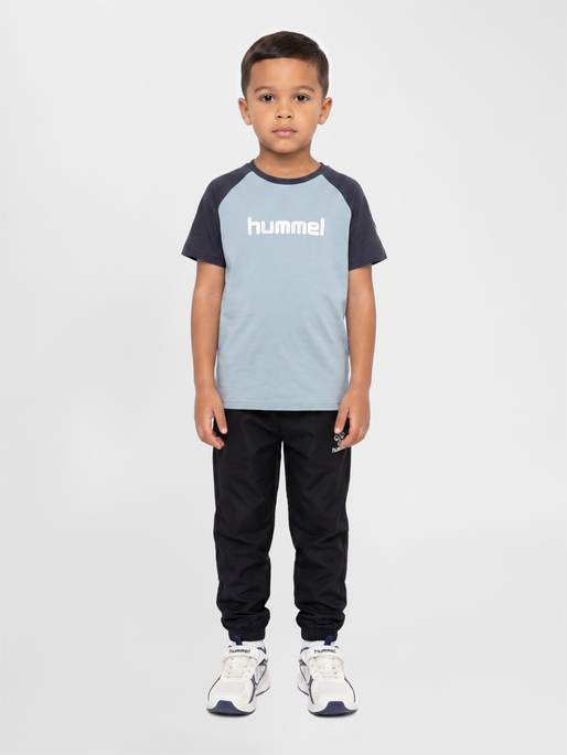 hmlJR LOGO T-SHIRT S/S, DUSTY BLUE, model