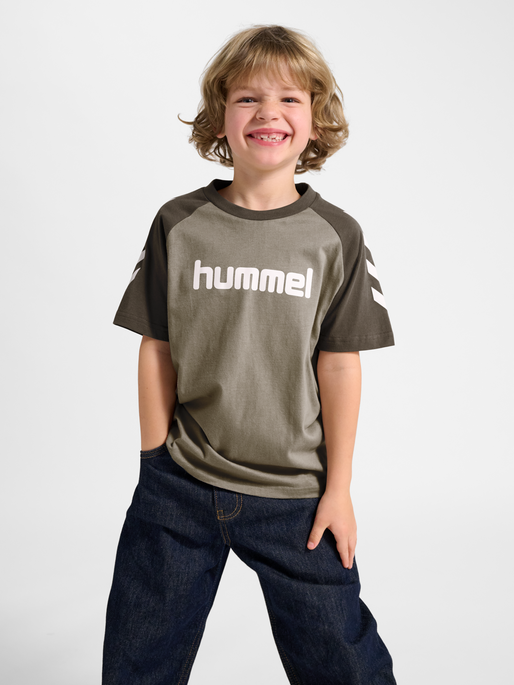 hmlJR LOGO T-SHIRT S/S, DARK NIGHT, model