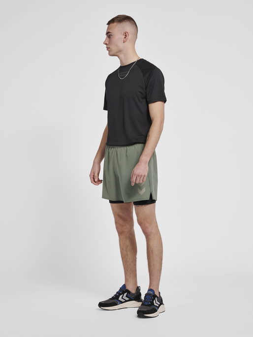 hmlMT FORCE 2 IN 1 SHORTS, LAUREL WREATH, model