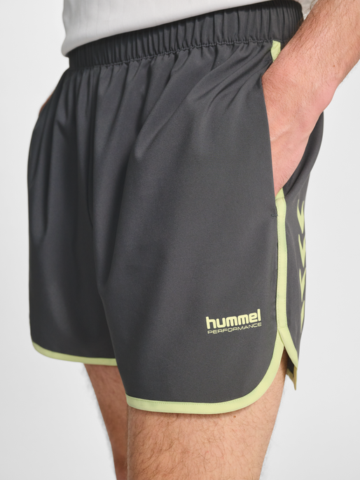 hmlPULSE HERITAGE SHORTS, BLACKENED PEARL, model