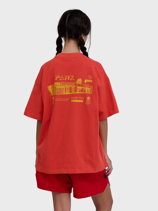 hmlLOOSE T-SHIRT S/S BEES STADIUM, PAPRIKA, model