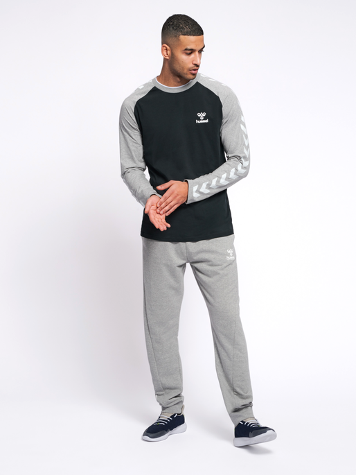 hmlMARK T-SHIRT L/S, BLACK, model