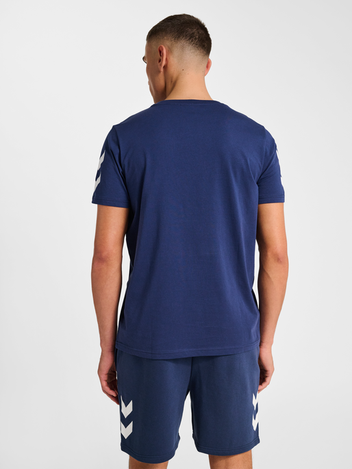 hmlLEGACY 2.0 T-SHIRT S/S, DRESS BLUES, model