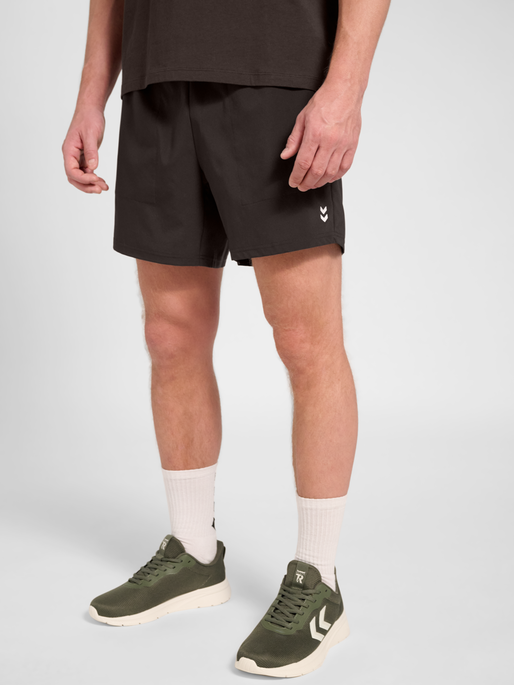 hmlPULSE WORKOUT SHORTS, AFTER DARK, model