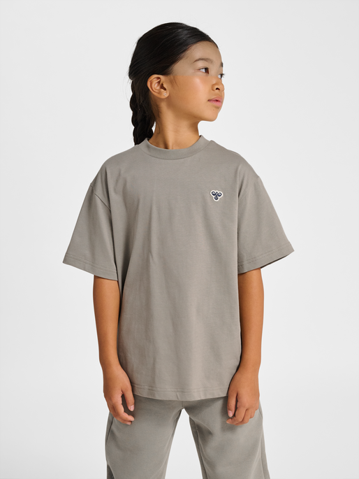 hmlJR LOOSE T-SHIRT S/S BEE, ROCK RIDGE, model
