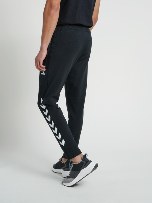 hmlRAY 2.0 TAPERED PANTS, BLACK, model