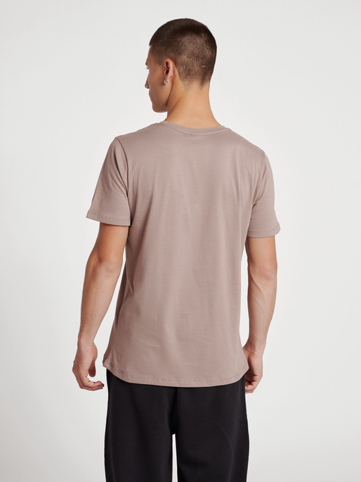 hmlISAM 2.0 T-SHIRT, DRIFTWOOD, model