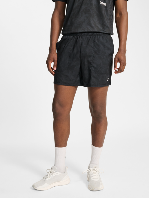 hmlPULSE AOP WORKOUT SHORTS, BLACK/EBONY, model