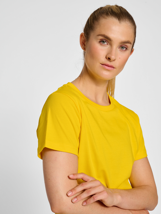 hmlRED HEAVY T-SHIRT S/S WOMAN, EMPIRE YELLOW, model