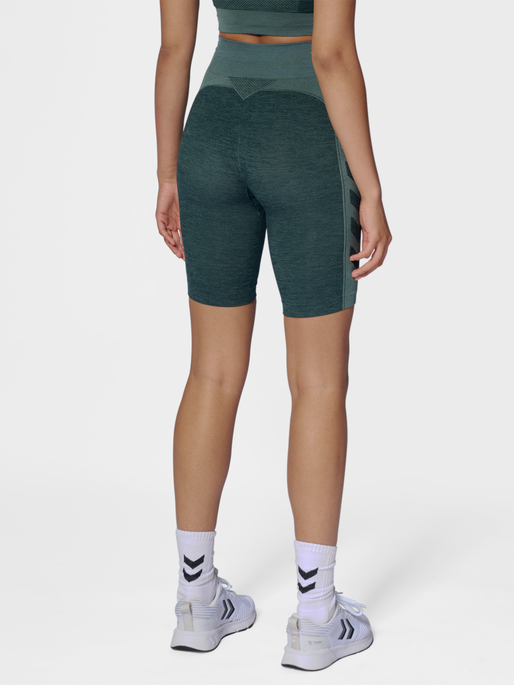 hmlCLEA SEAMLESS CYCLING SHORTS, GREEN GABLES/GARDEN TOPIARY ME, model