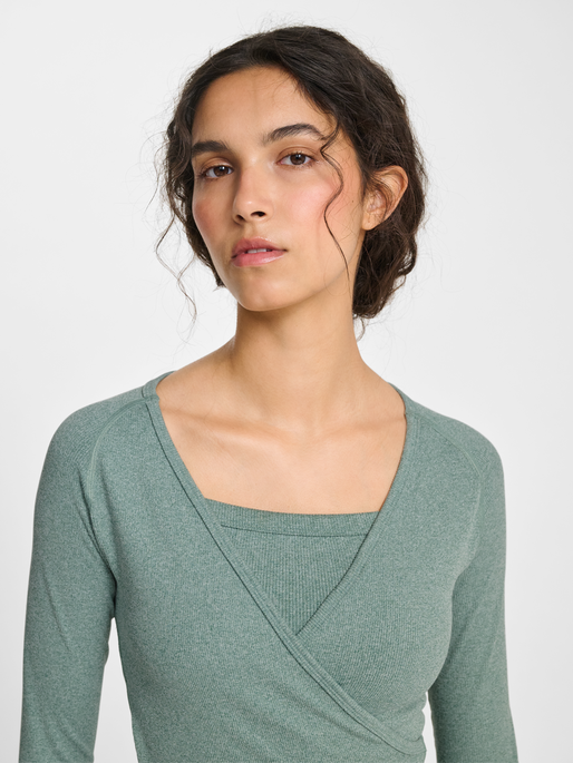 hmlYOGA SEAMLESS RIB T-SHIRT L/S, CHINOIS GREEN MELANGE, model