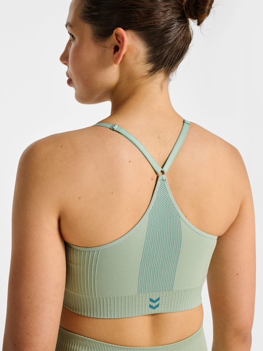 hmlHIIT SEAMLESS PADDED BRA, FROSTY GREEN, model