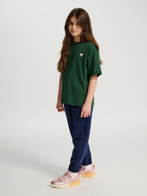 hmlJR LOOSE T-SHIRT S/S BEE, DARK GREEN, model