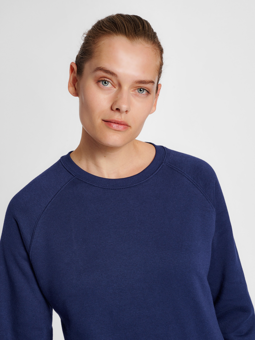 hmlRED HEAVY SWEATSHIRT WOMAN, MARINE, model