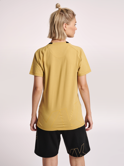 hmlCIMA XK T-SHIRT S/S WOMAN, ANTIQUE GOLD, model