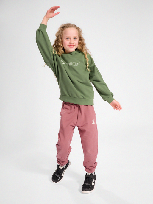 hmlOCTOVA HOODIE, 7400, model