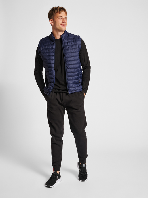 hmlRED QUILTED WAISTCOAT, MARINE, model