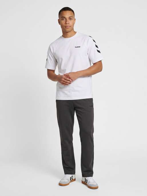 hmlKEEPER CHEVRON SWEAT PANTS, SHALE, model