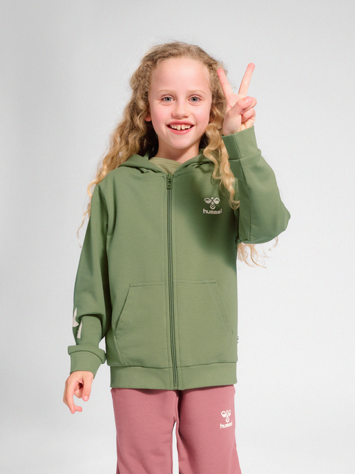 hmlTRECE ZIP HOODIE, 7400, model