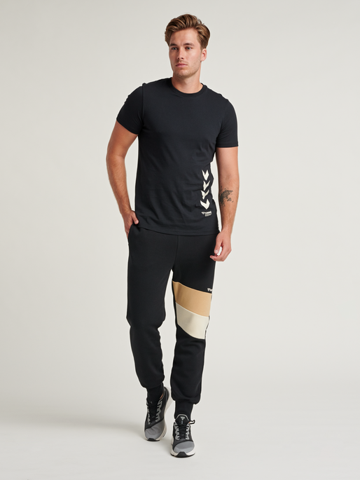 hmlAIDAN REGULAR PANTS, 2001, model