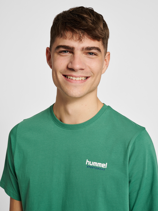 hmlLGC GABE T-SHIRT, FOLIAGE GREEN, model