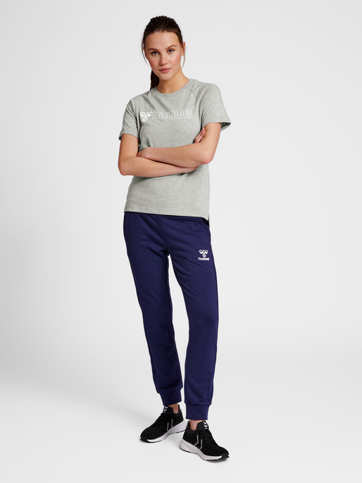 hmlNONI 2.0 T-SHIRT, GREY MELANGE, model