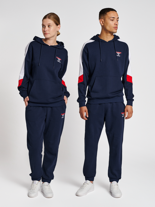 hmlIC CLAUDE HOODIE, PEACOAT, model