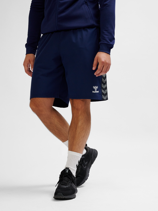 hmlAUTHENTIC WOVEN SHORTS, MARINE, model