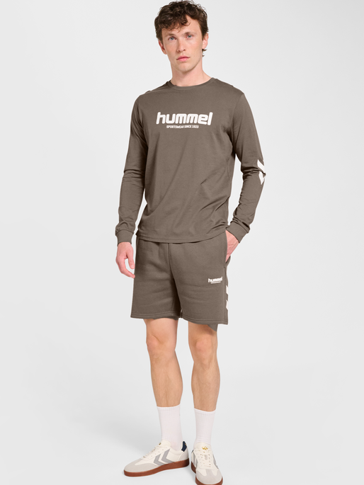 hmlLEGACY 2.0 SHORTS, DARK NIGHT, model